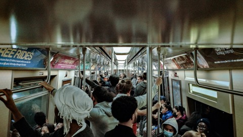 Noční autobus s odrazy světel